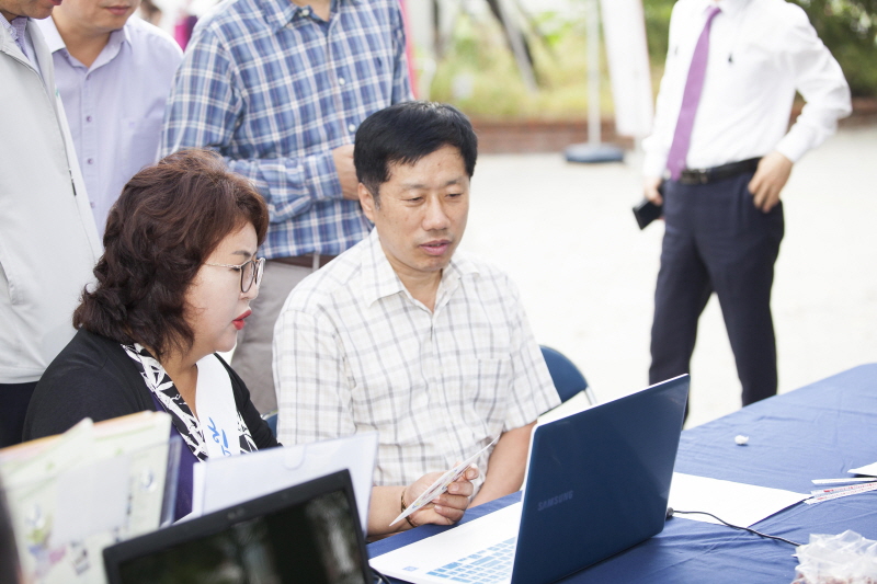 직장인들의 홍채 건강을 체크해주는 모습