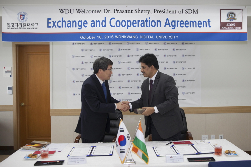 악수하는 양 기관장