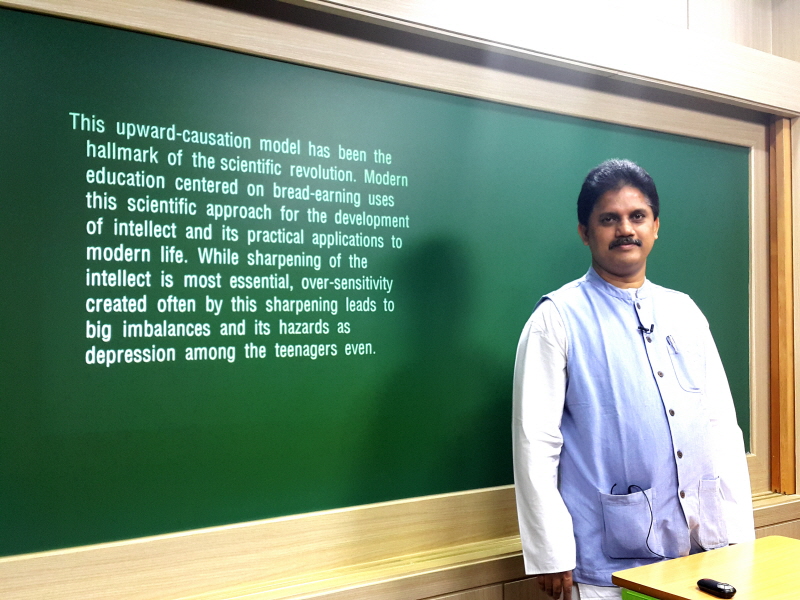 강의 촬영하는 쁘라샨따 셰띠 총장