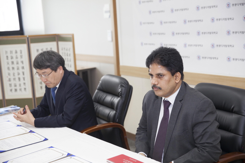 협약서 검토하는 모습