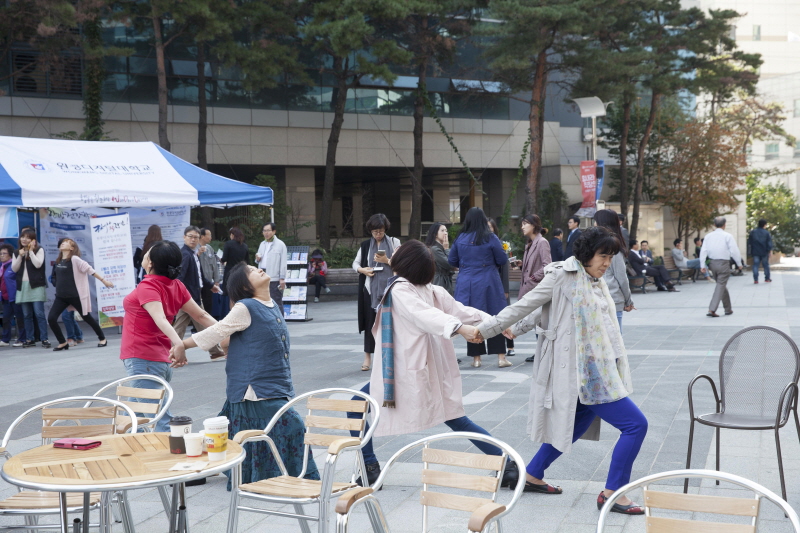 요가 따라하는 관람객들