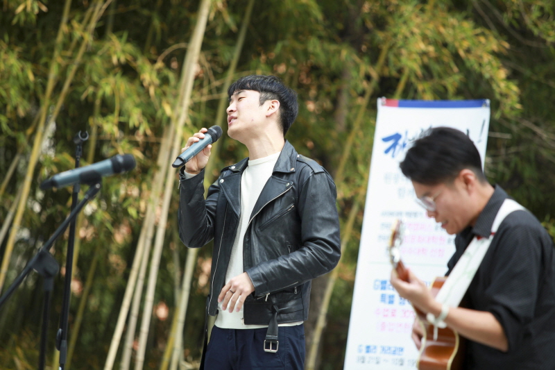 열창하는 가수들 모습