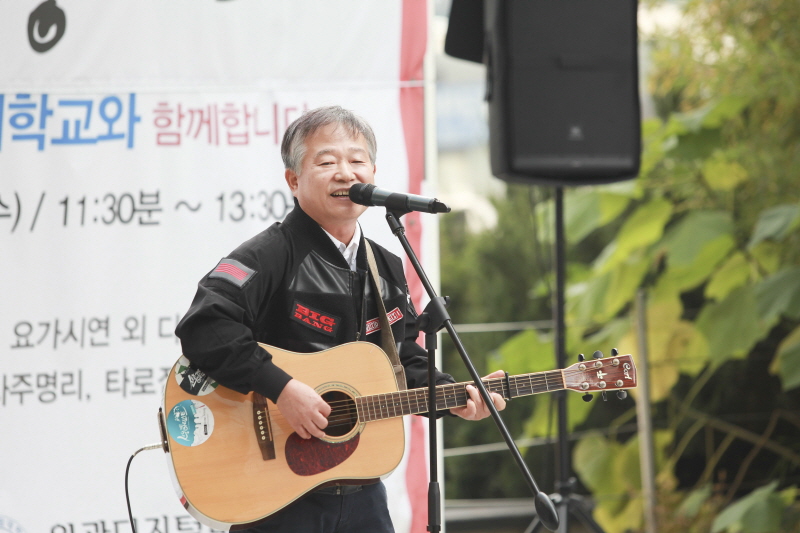 요들송 부르는 김원섭 씨