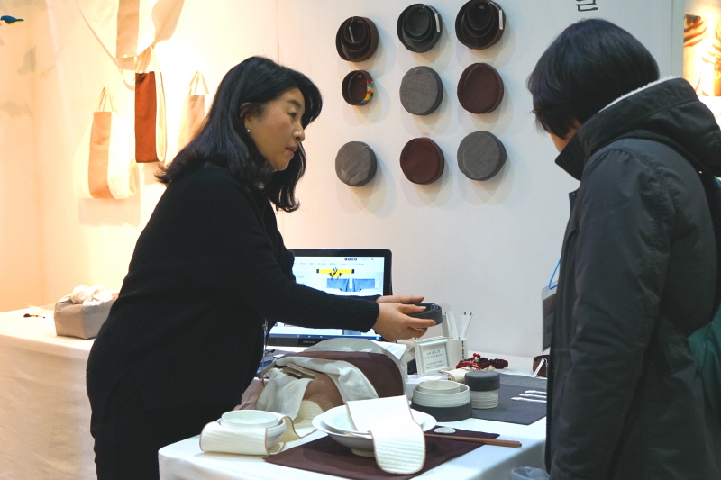 관람객에게 작품 설명하는 모습