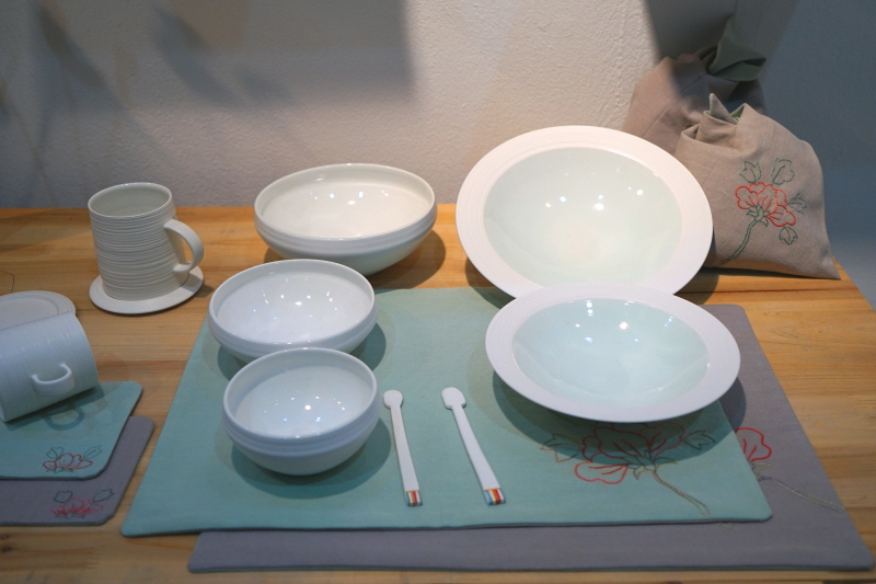 수를 놓은 규방공예품과 도자기 그릇