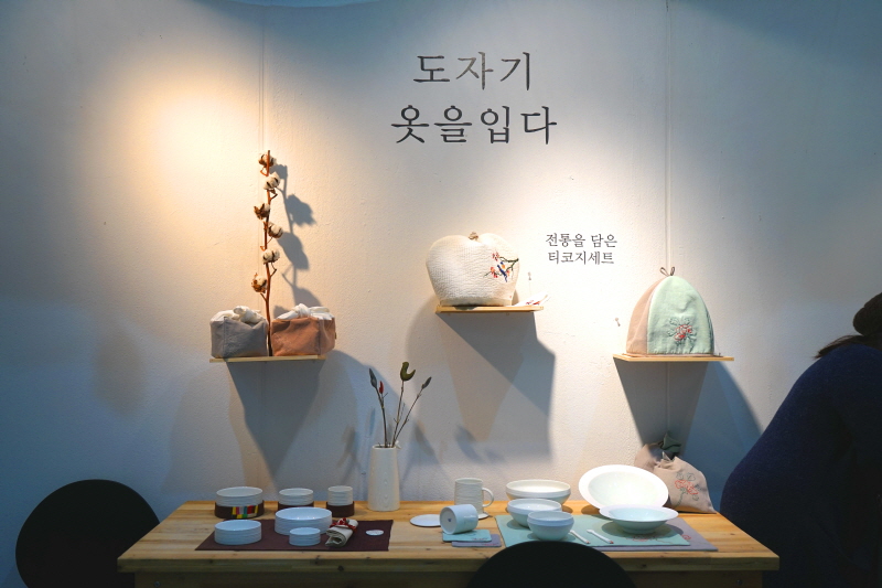 전시된 도자기와 규방공예품