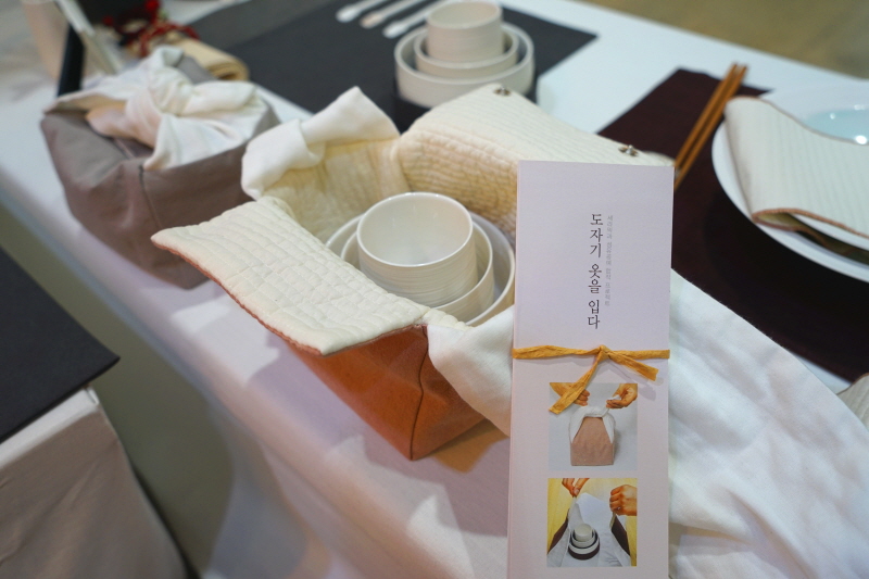 도자기를 싸서 들고 다닐 수 있도록 고안한 규방공예품