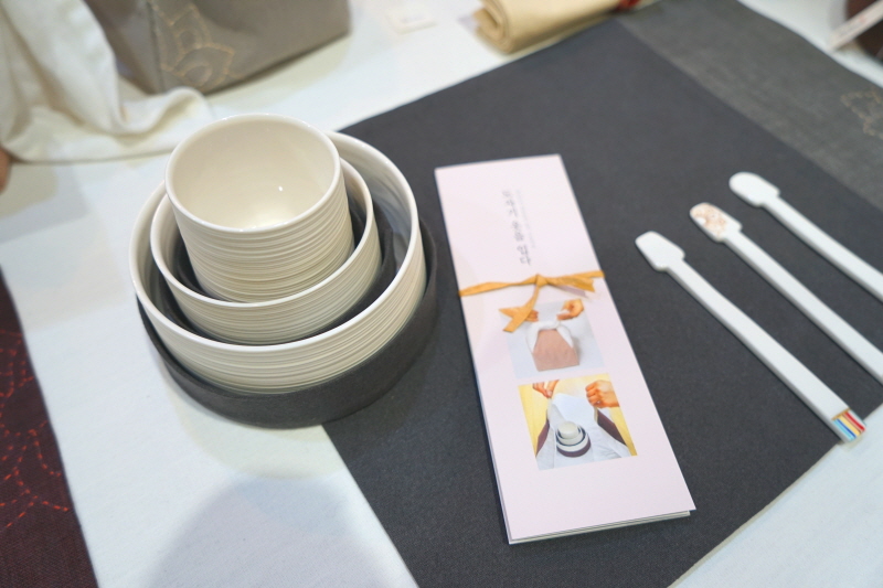 전시된 도자기와 규방공예품