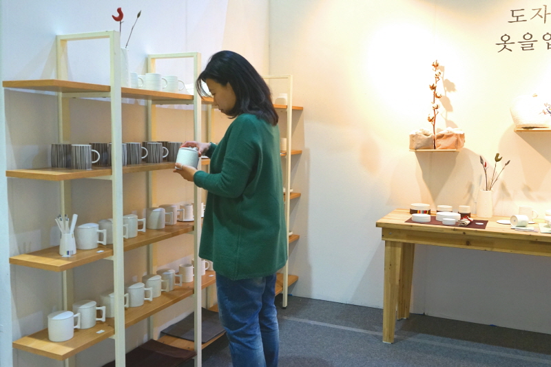 전시장을 둘러보는 관람객 모습