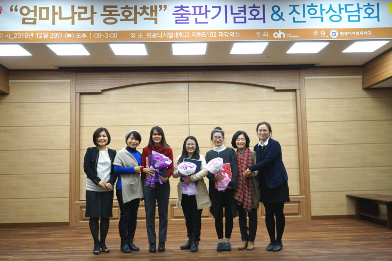 아시안허브 대표와 작가들 기념사진