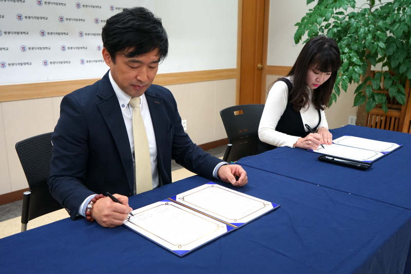 협약서 서명하는 양쪽 기관장 모습