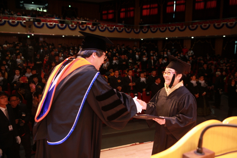 학위수여장 받는 졸업생