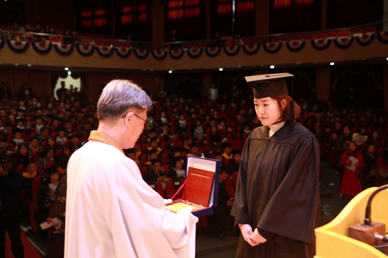 이사장상 받는 이지은 씨