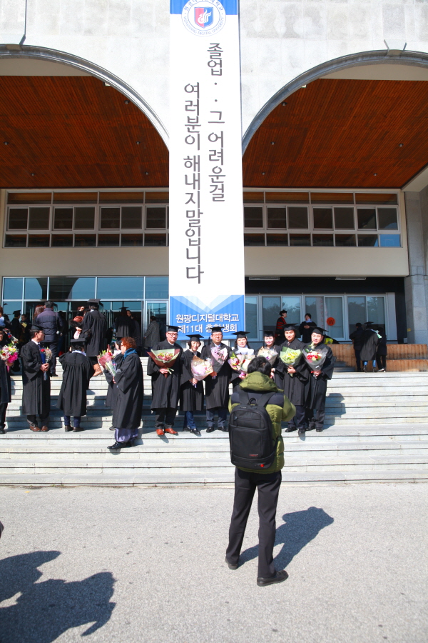 기념촬영하는 학생들