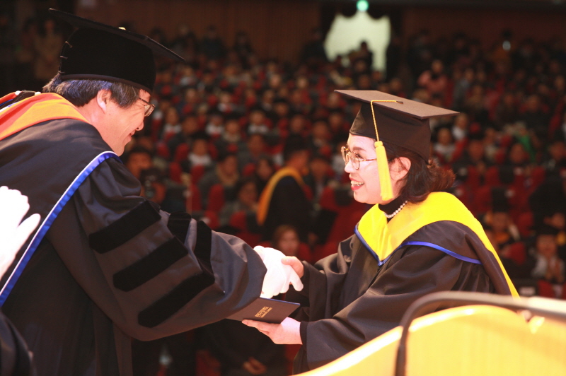 석사학위증 수여 모습