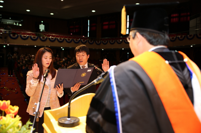 신입생 선서하는 학생