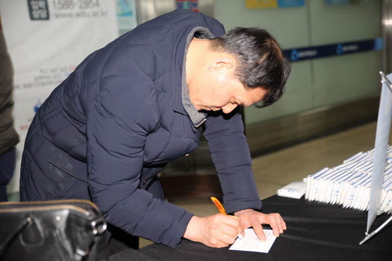 엽서 행사 참여 중인 학생