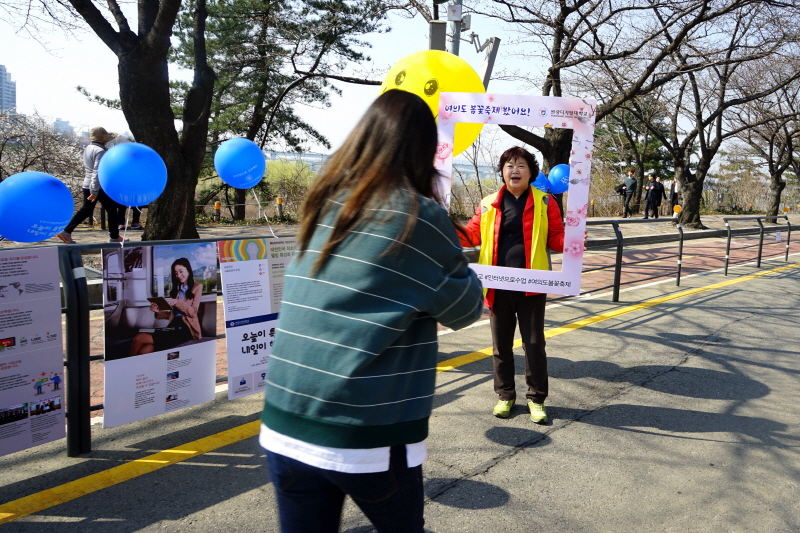 기념촬영하는 두 모녀