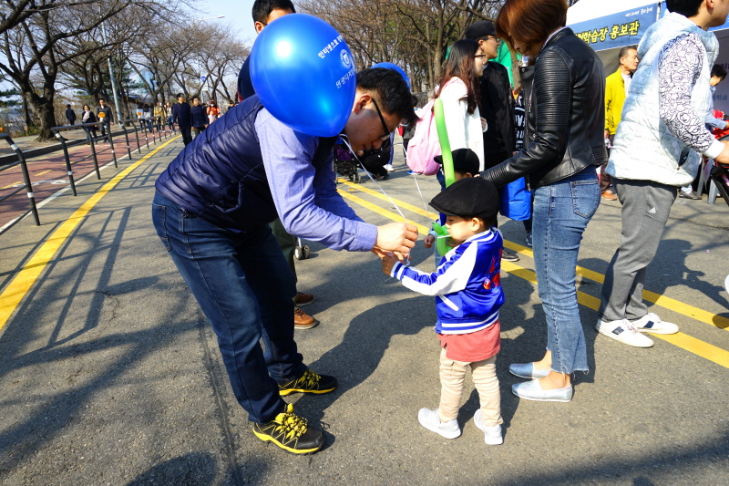 풍선 나눠주는 모습