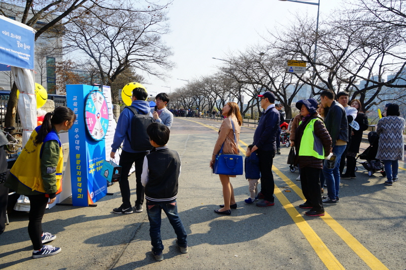 룰렛이벤트 참여를 위해 길게 늘어선 시민들