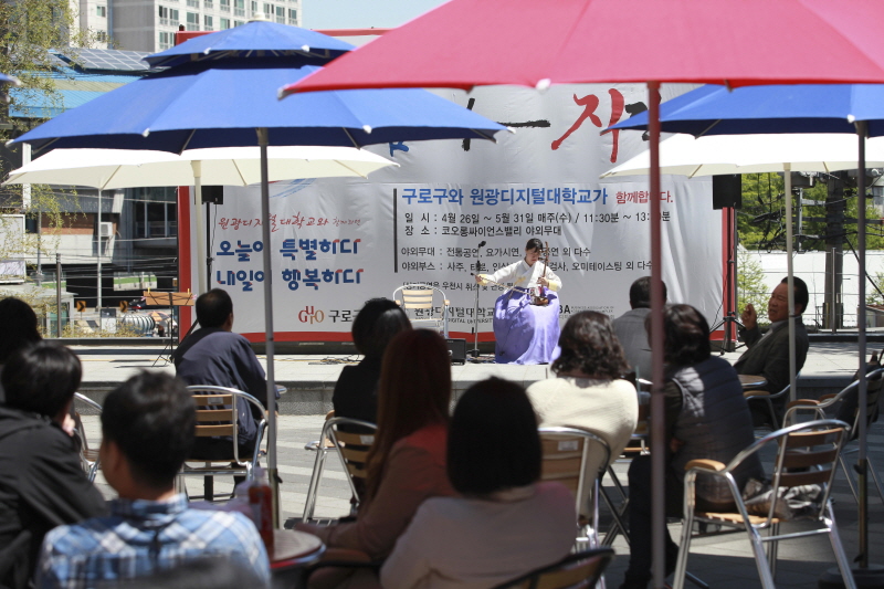 거리 공연 연주하는 모습