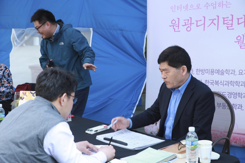 상담 받는 직장인 모습