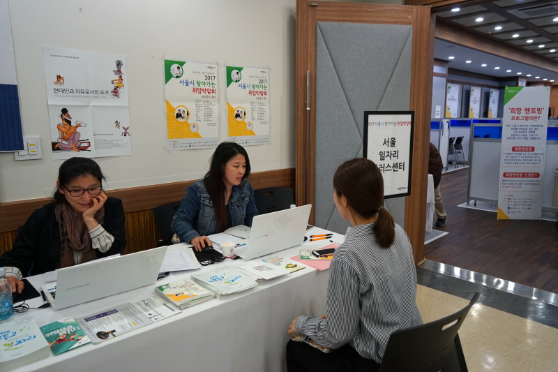 박람회 참가자들 모습