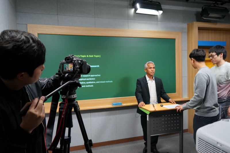 강의 촬영을 준비하는 라오스 관계자