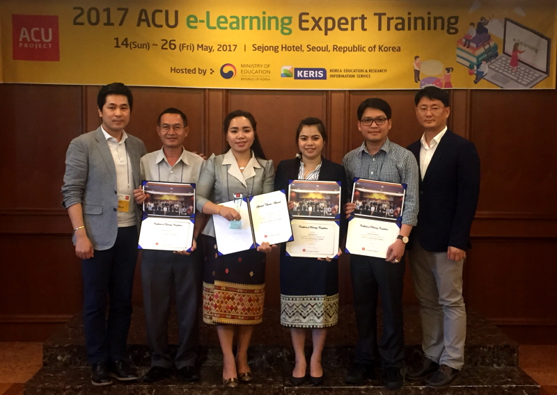 상을 받은 후 단체 기념촬영