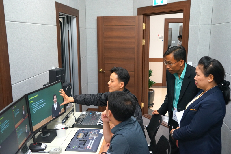 강의 촬영 중 부족한 부분을 설명하는 모습