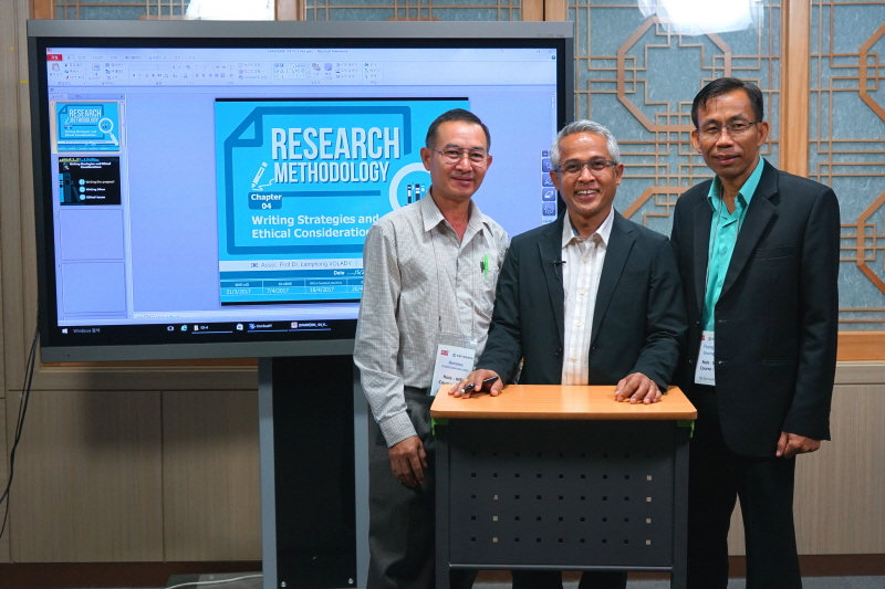 터치 스크린 강의 촬영을 체험하는 라오스 관계자들