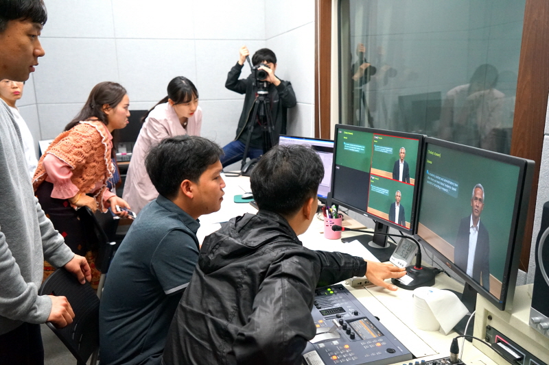 라오스 관계자에게 강의 촬영에 필요한 정보를 설명하는 모습