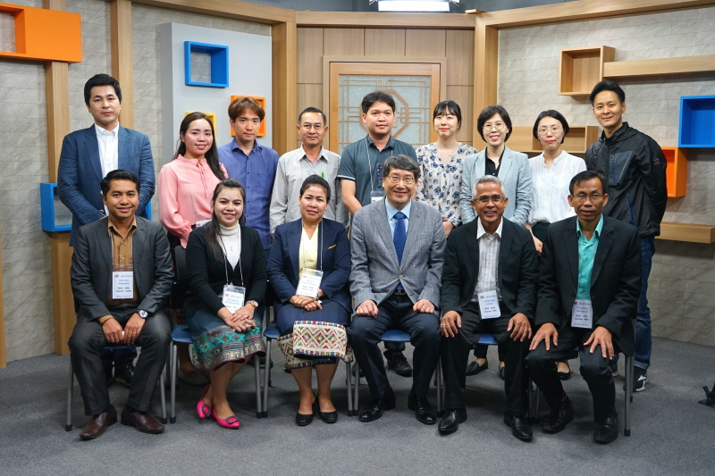 라오스 및 원광디지털대 관계자 단체 기념촬영