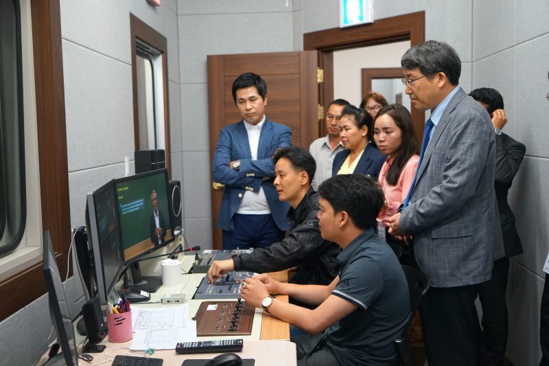 강의 촬영 모습을 체크하는 라오스 관계자들