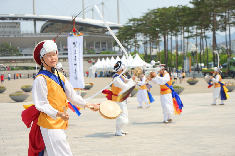 각자 악기를 연주는 단원들