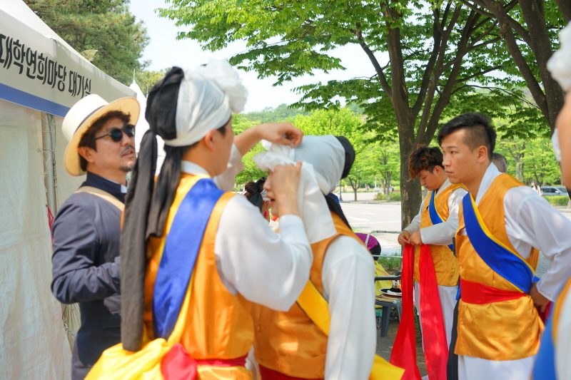 무대 준비하는 단원들 모습