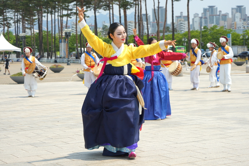 춤 추는 단원들