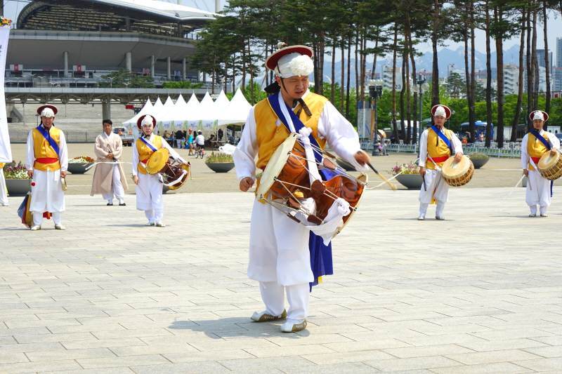 장구 연주하는 모습