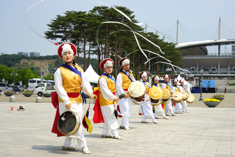 상모를 돌리는 모습