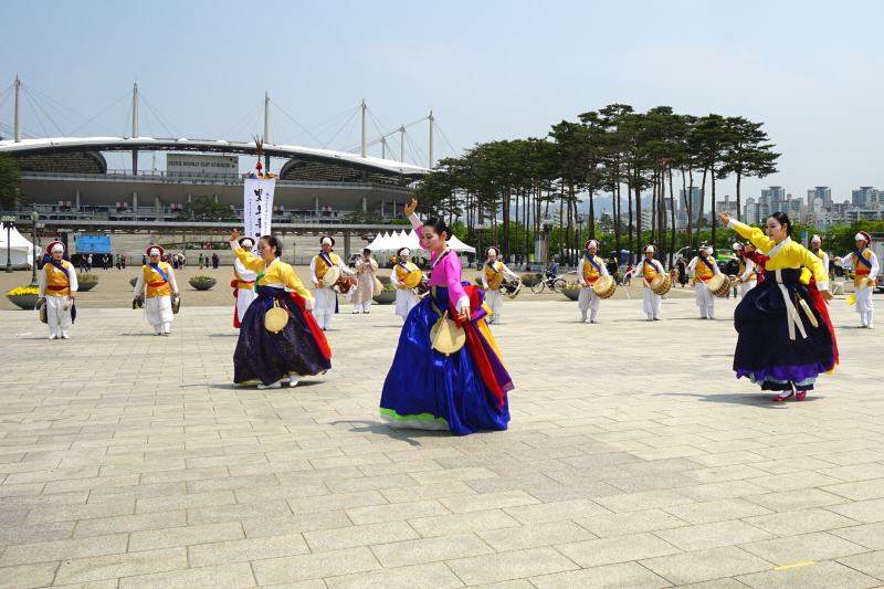 소고 연주하며 춤을 추는 모습