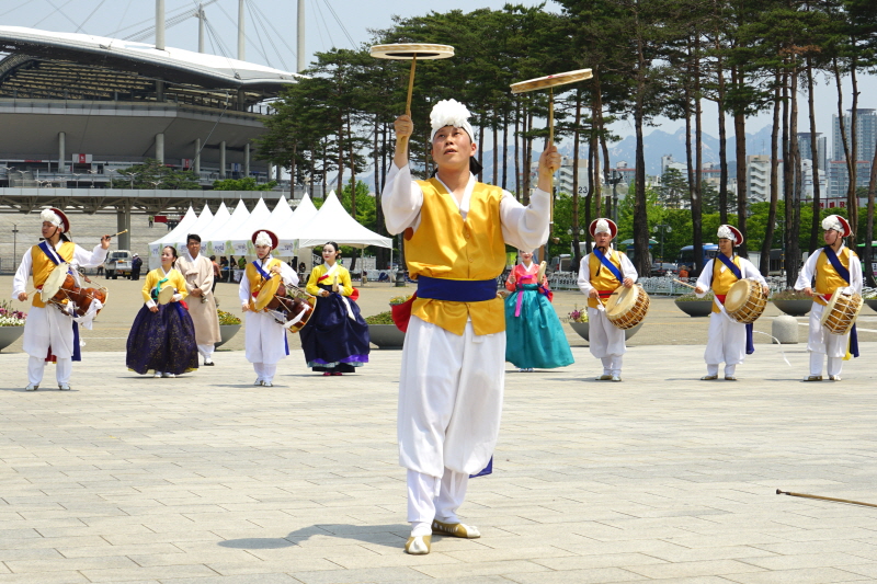 재주 선보이는 단원 모습