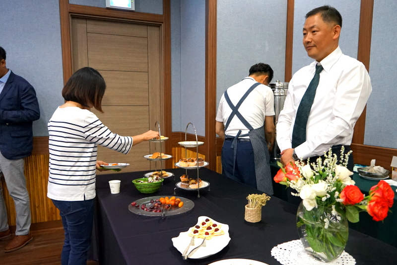 준비된 다과를 즐기는 참석자들