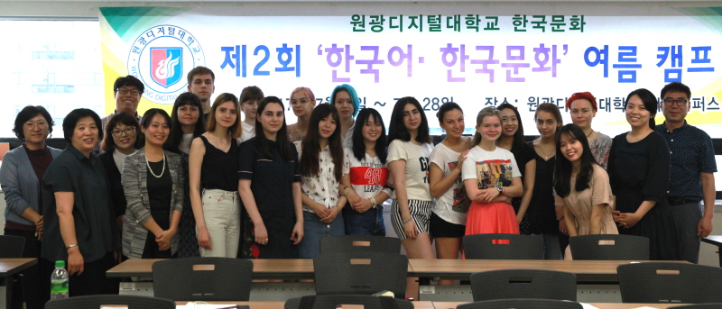 방문한 학생들 단체사진