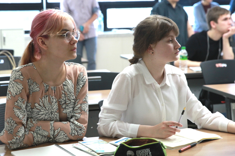 교육과정에 대한 설명을 듣는 모스크바 세종학당 학생들