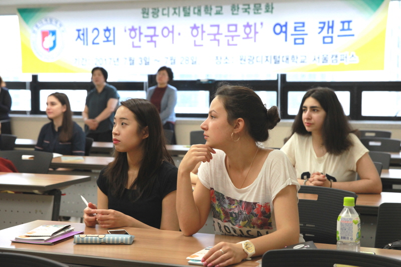 강사 말에 집중하는 세종학당 학생들