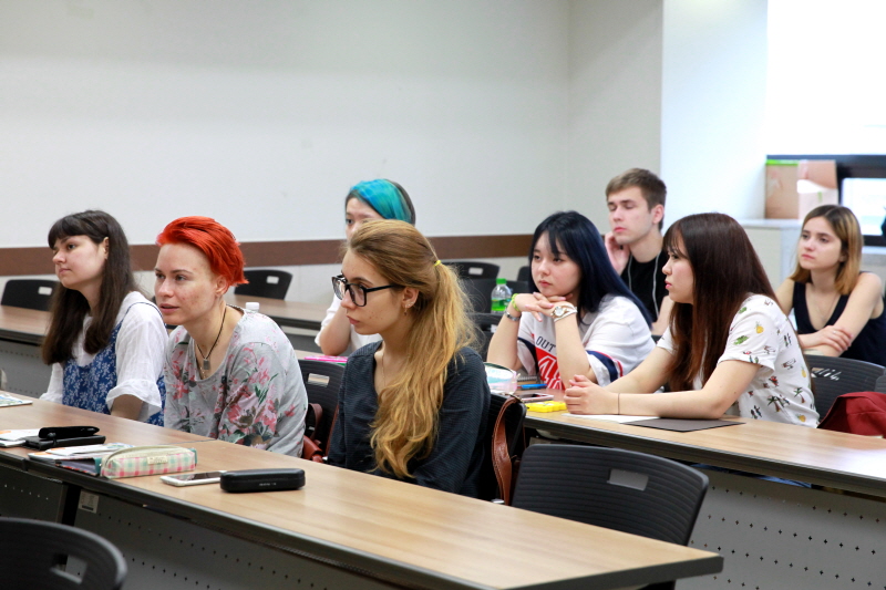 연수 프로그램에 대해 안내 받고 있는 학생들 모습