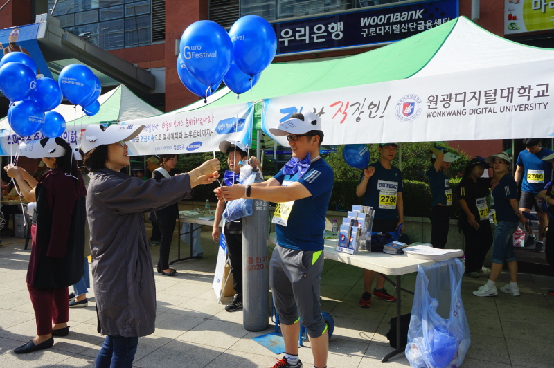 풍선을 무료나눔 하는 모습