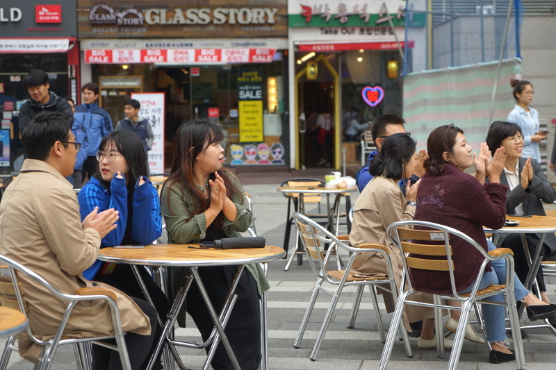 공연을 지켜보는 직장인들 모습