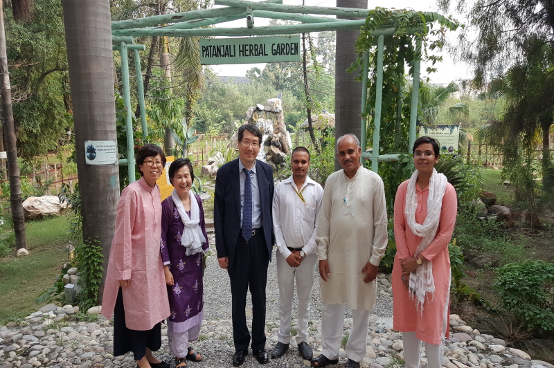 빠딴잘리대학교 허브가든을 둘러보는 모습