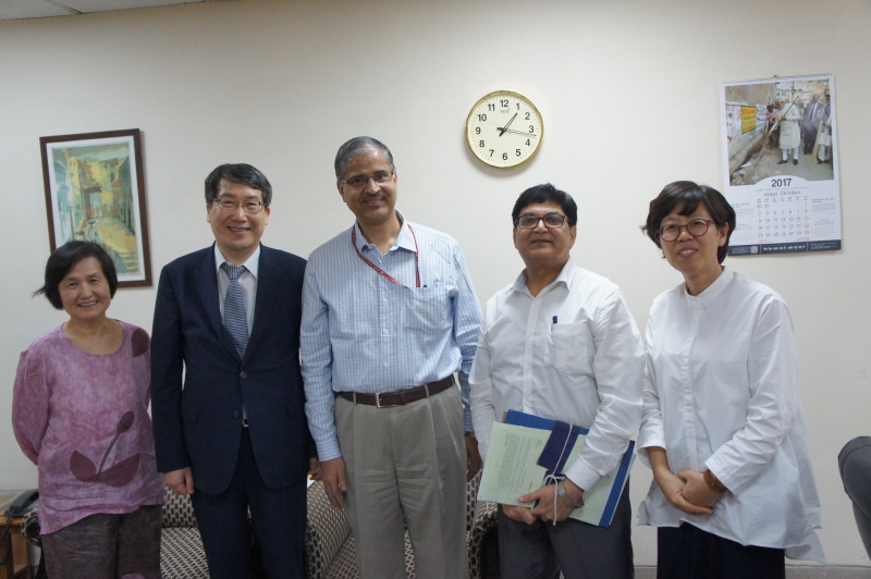 부처 관계자들과 단체촬영